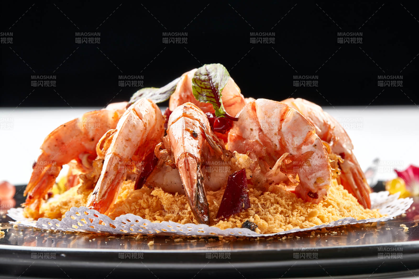 黑色瓷盘装的避风塘炸虾图片