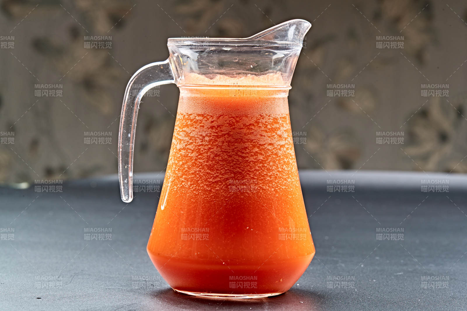 玻璃器皿装的鲜榨胡萝卜汁图片