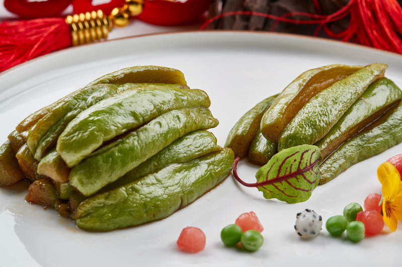 精美瓷餐具装的腌渍佛手瓜图片