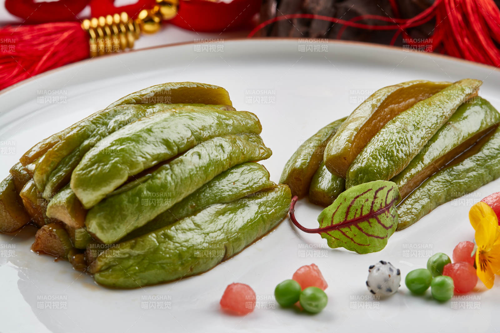 精美瓷餐具装的腌渍佛手瓜图片