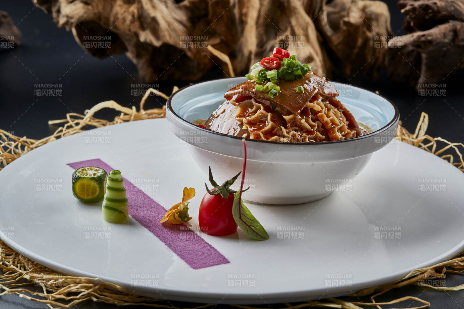 黑色背景上的瓷餐具装的川味夫妻肺片图片