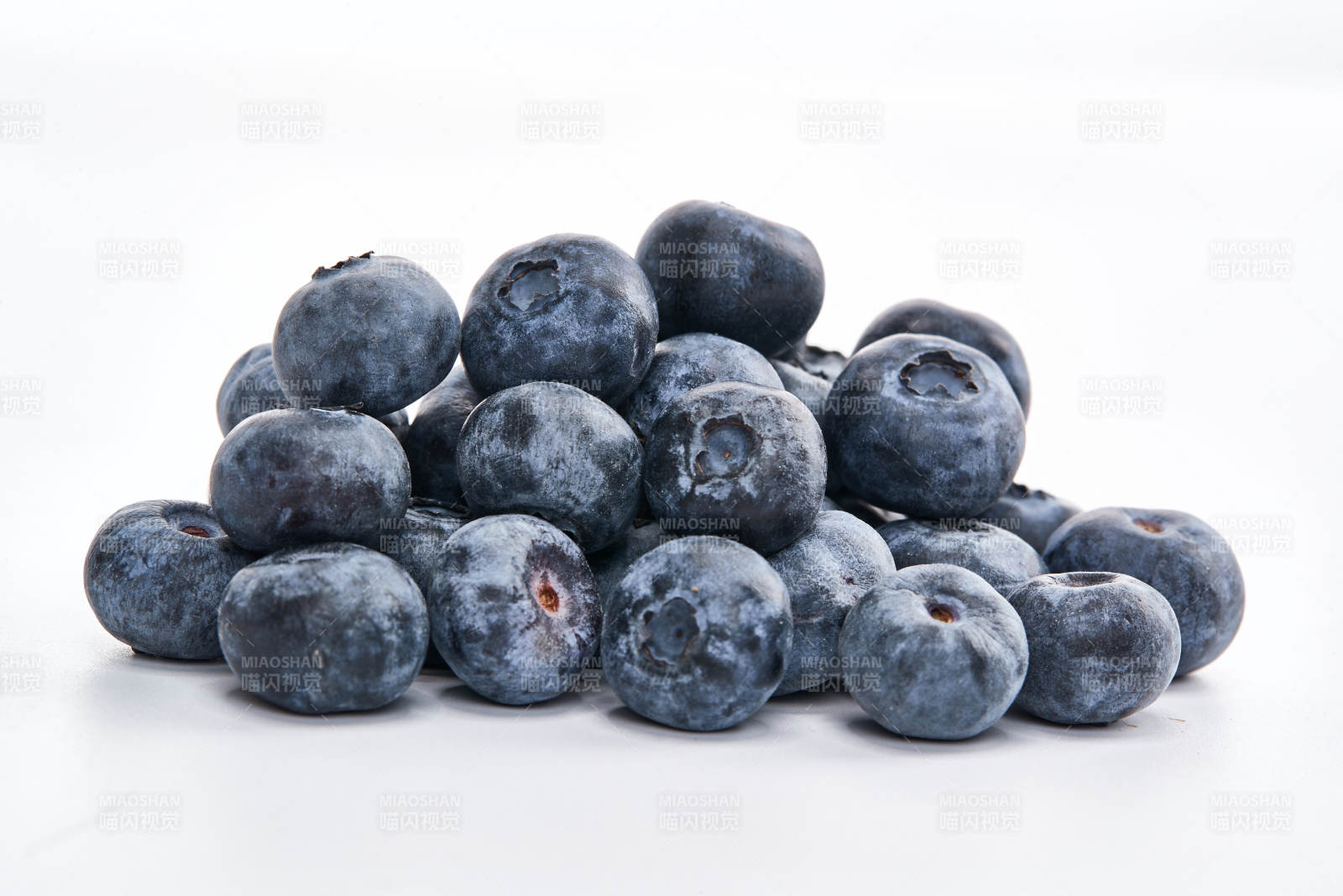 白色背景上摆放的水润新鲜蓝莓果图片