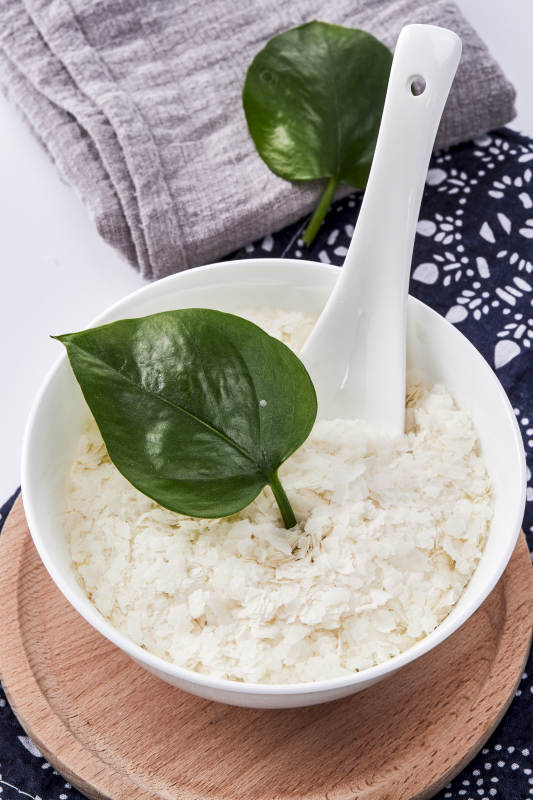 白色背景上的速食土豆泥颗粒图片