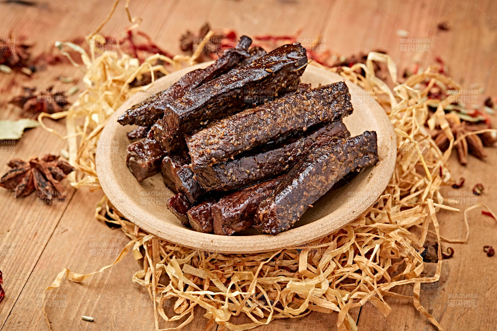 陶瓷餐具装摆的内蒙古特产牛肉干图片