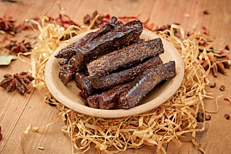 陶瓷餐具装摆的内蒙古特产牛肉干图片