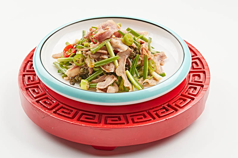 精美餐具装的麻辣葱香炒猪肚图片