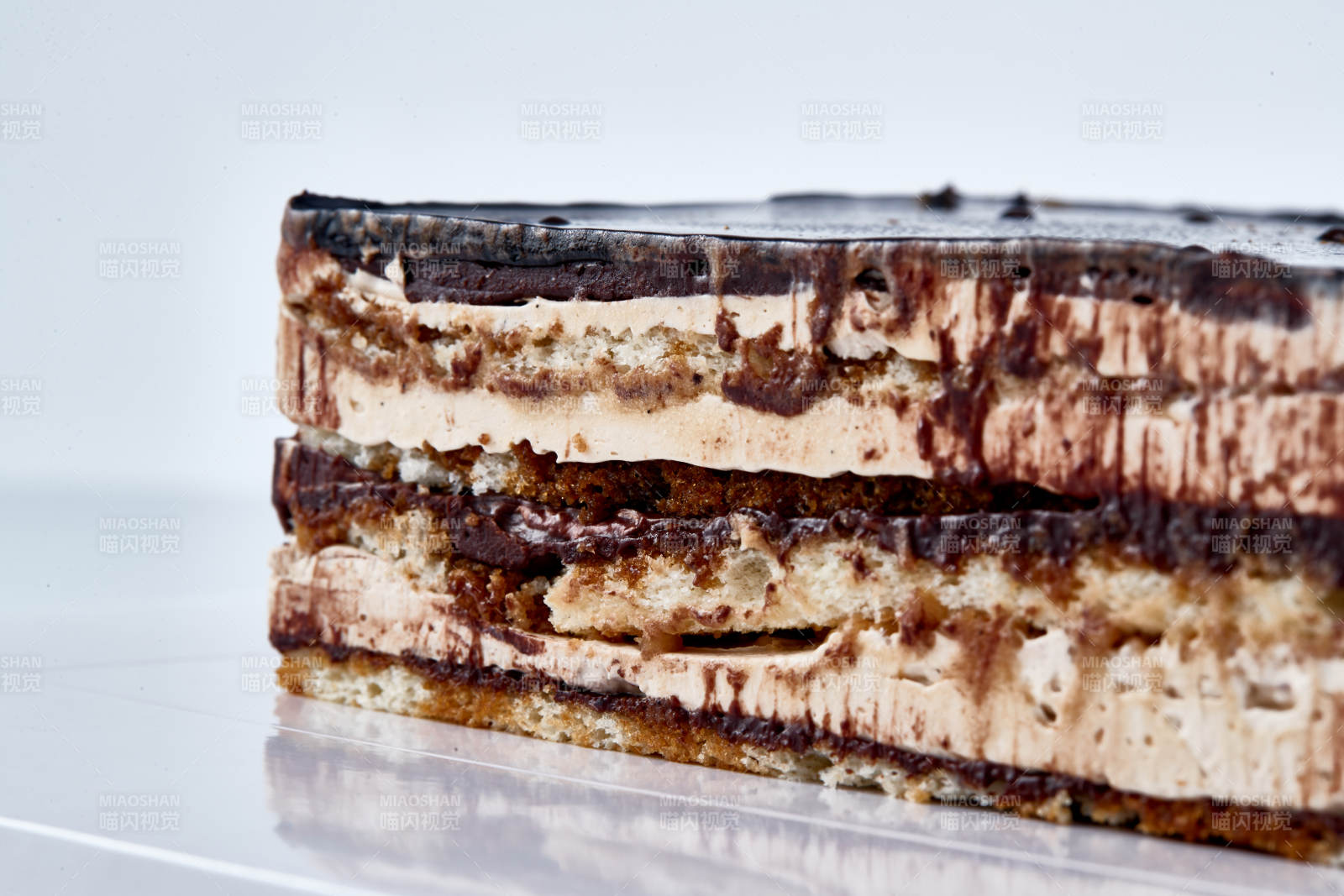 比利黑巧克力鲜奶慕斯杏仁蛋糕图片