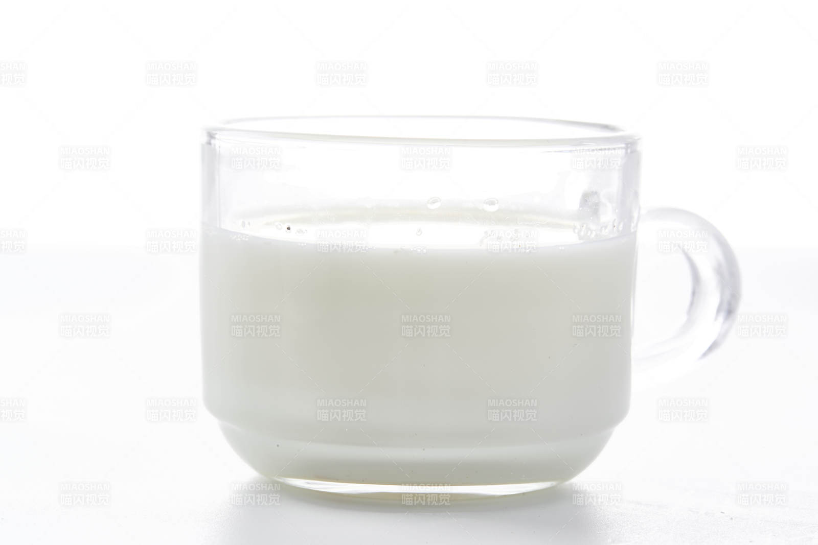 一杯醇香无比的新鲜牛奶图片