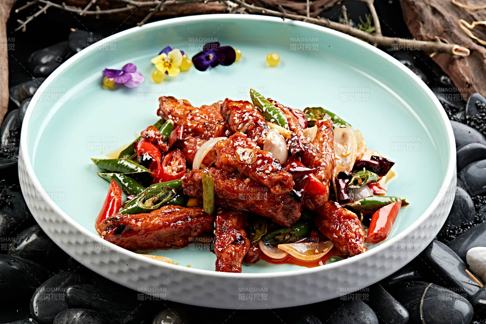 川香油炸麻辣鸡翅中图片