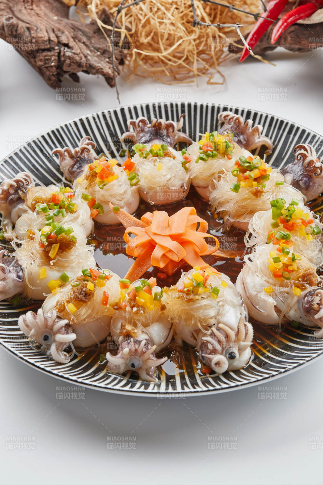 精美餐具装的蒜蓉粉丝蒸籽乌图片