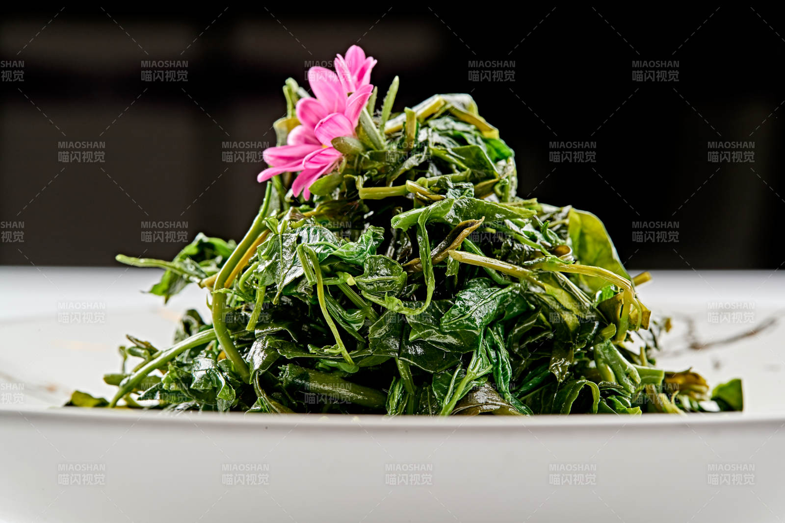 白色瓷盘装的凉拌丝瓜苗图片