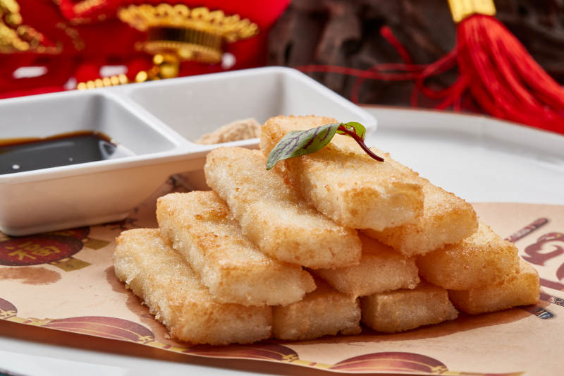 白色瓷盘装的的油炸酸奶糕图片