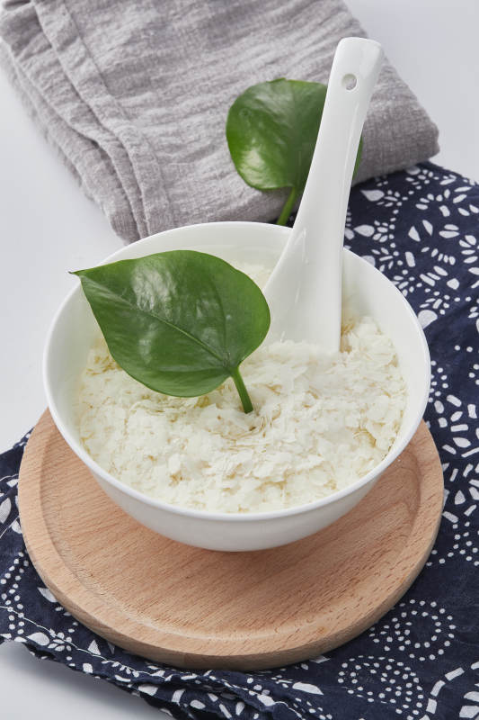 白色背景上的速食土豆泥颗粒图片