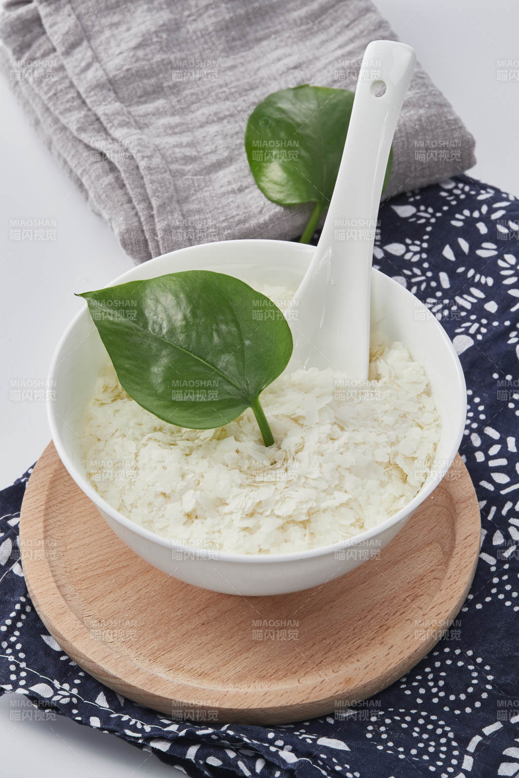 白色背景上的速食土豆泥颗粒图片