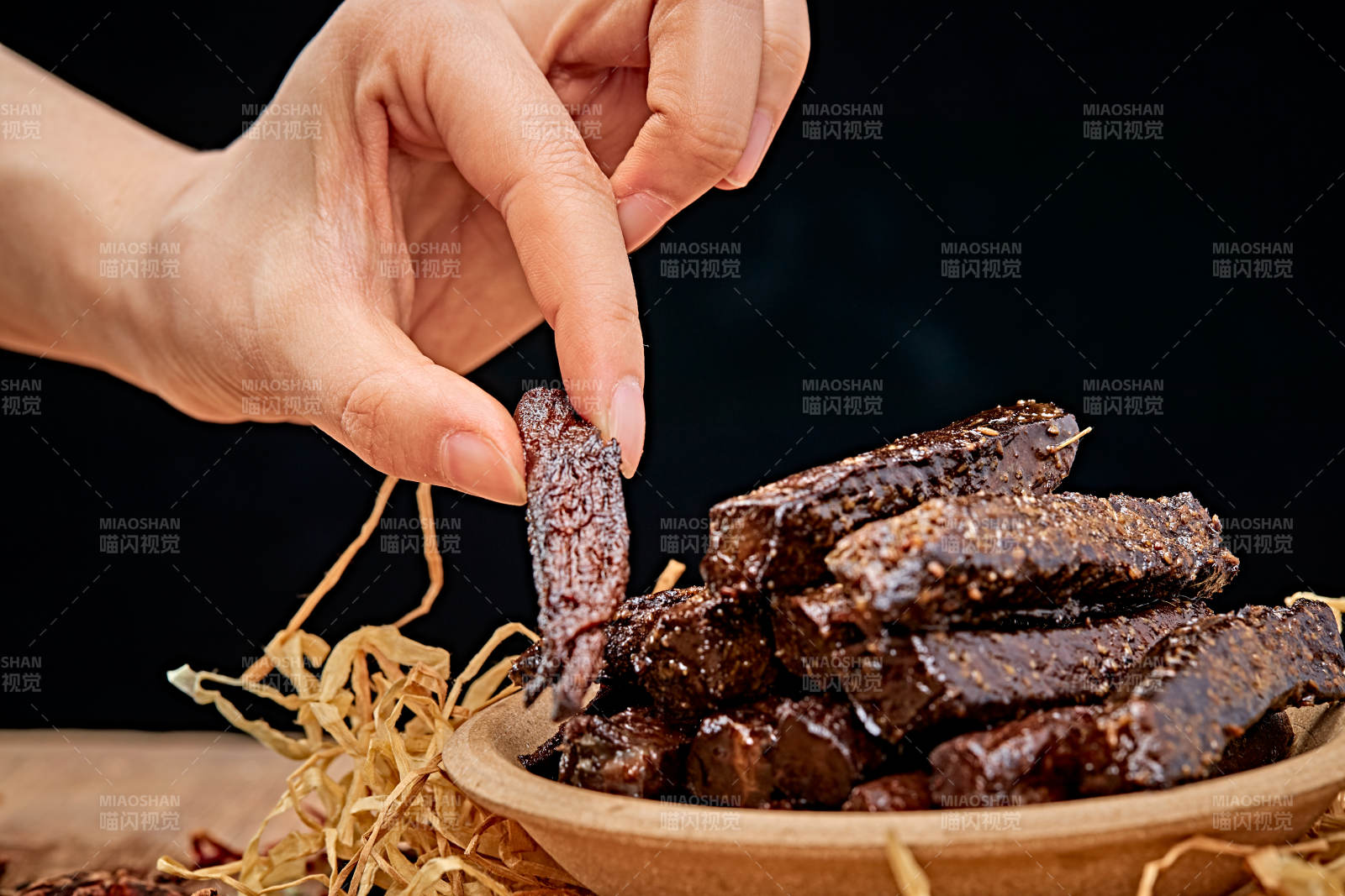 陶瓷餐具装摆的内蒙古特产牛肉干图片