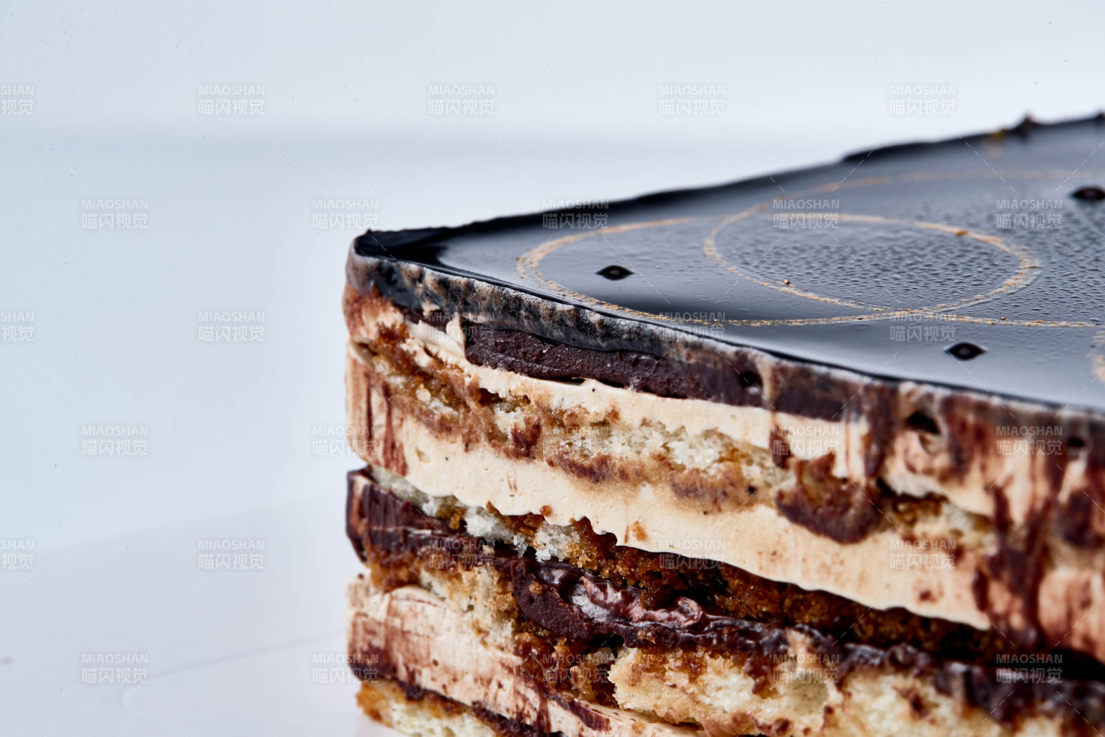 比利黑巧克力鲜奶慕斯杏仁蛋糕图片