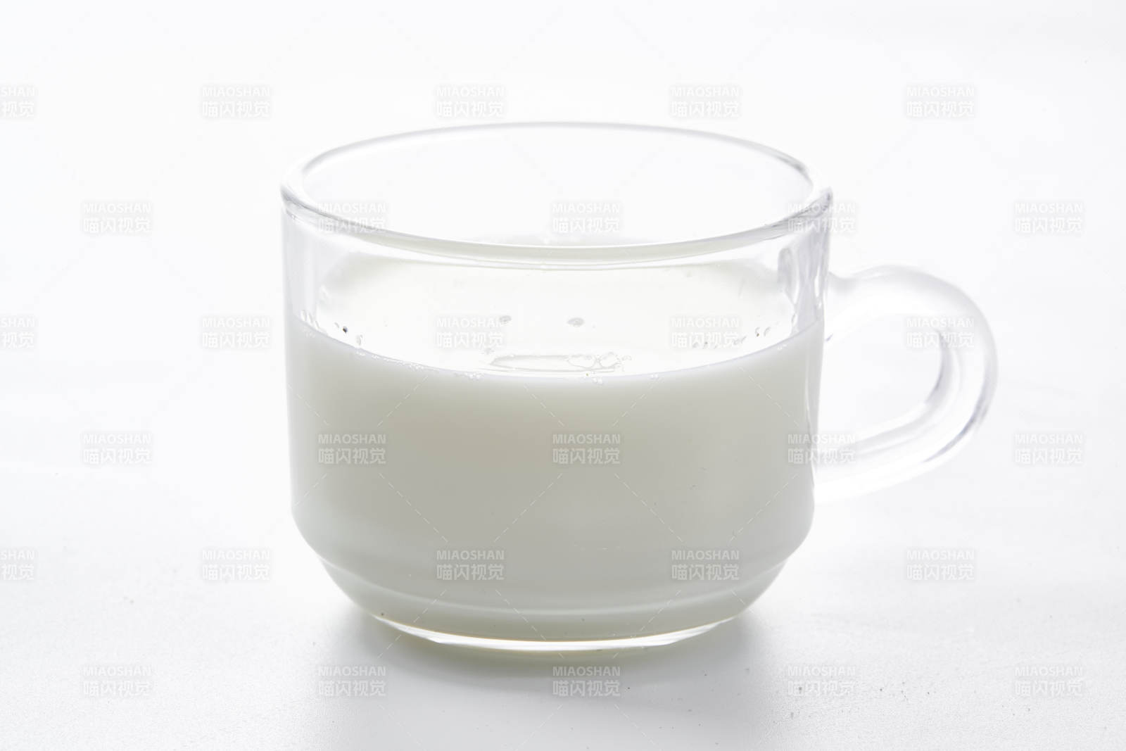 一杯醇香无比的新鲜牛奶图片