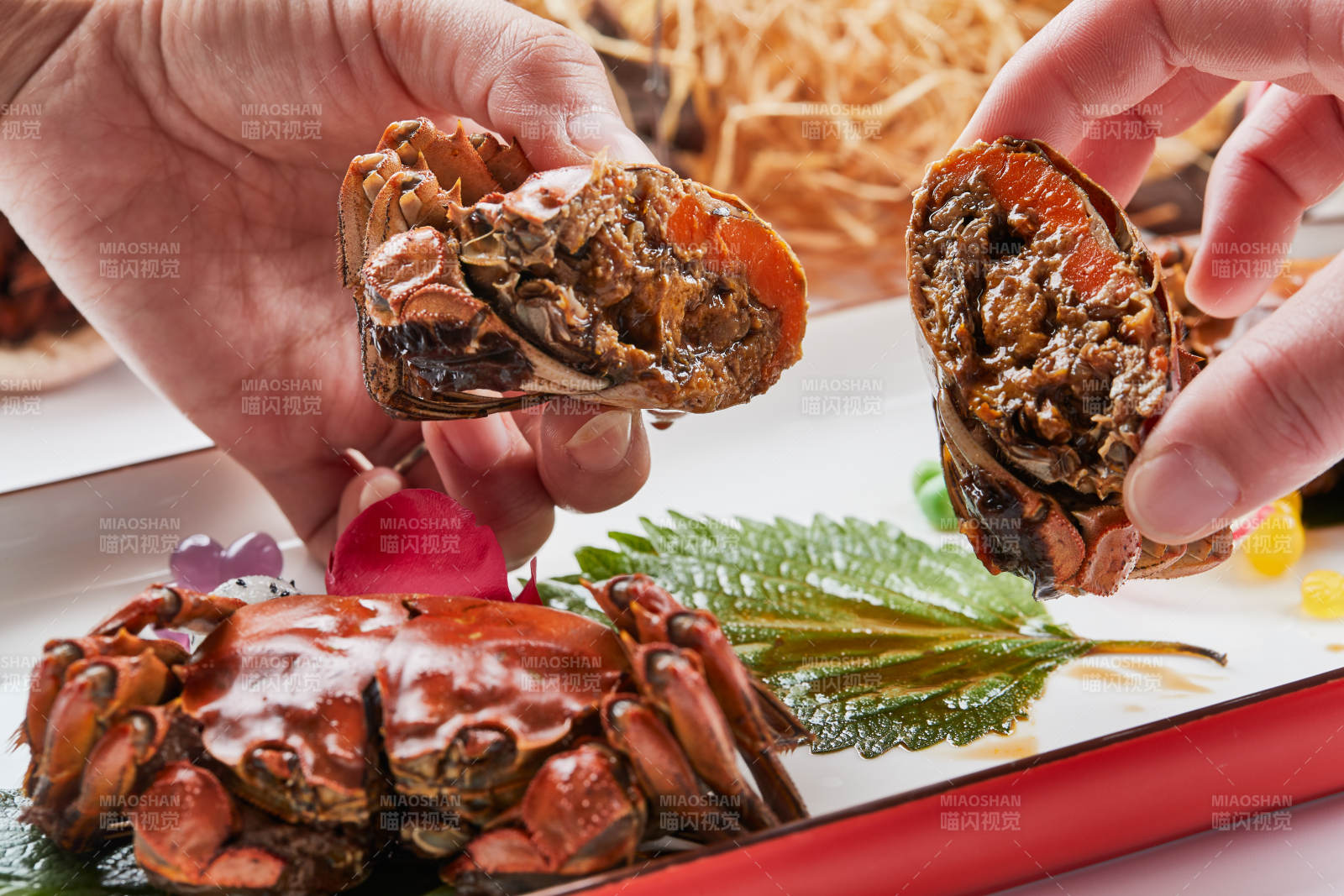 精美餐具装的风味糟醉阳澄湖大闸蟹图片