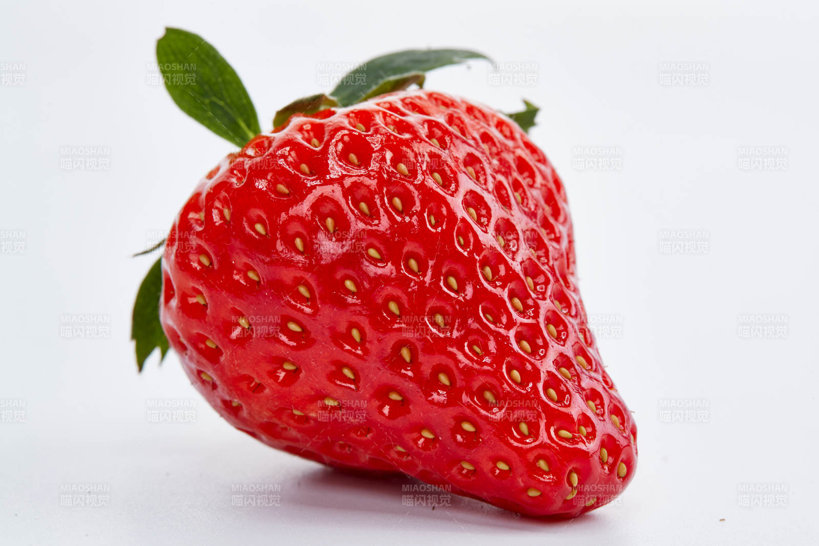 白色背景上摆放的新鲜草莓图片