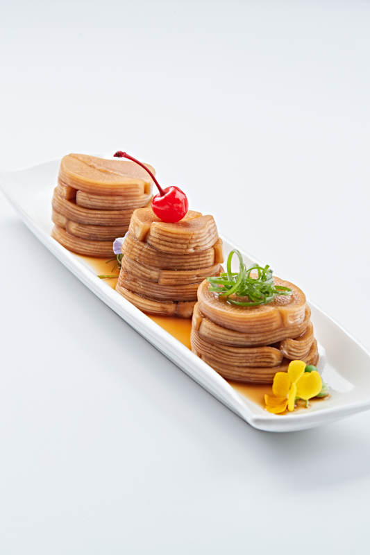 白色瓷盘装的腌渍萝卜图片