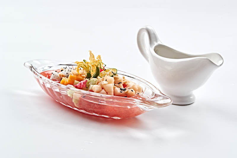 玻璃器皿装的红糖水冰粉水果捞图片