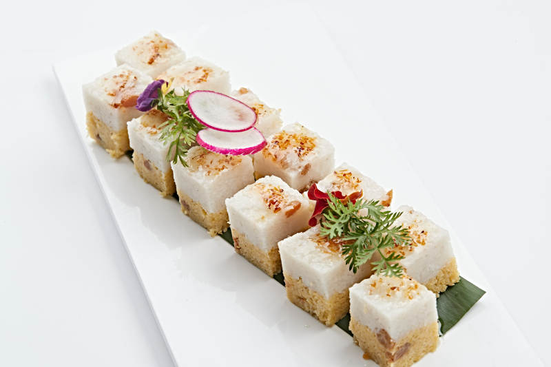 白色瓷盘装的桂花蜜双色米糕图片