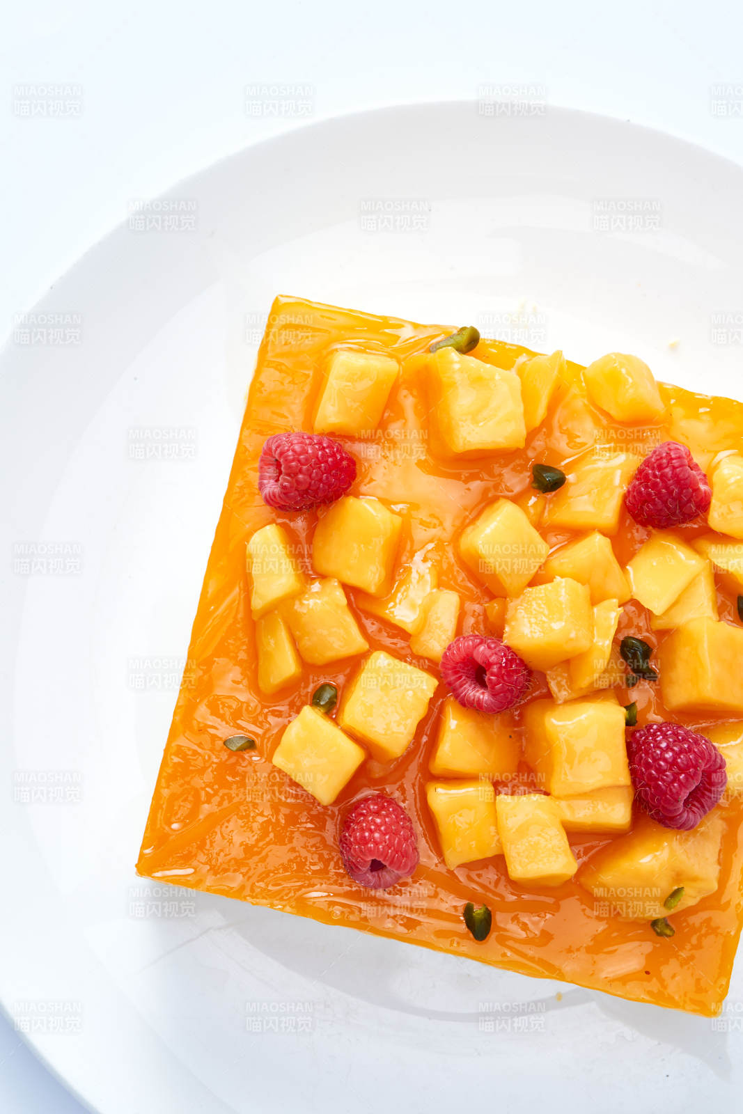 树莓芒果鲜奶慕斯蛋糕图片