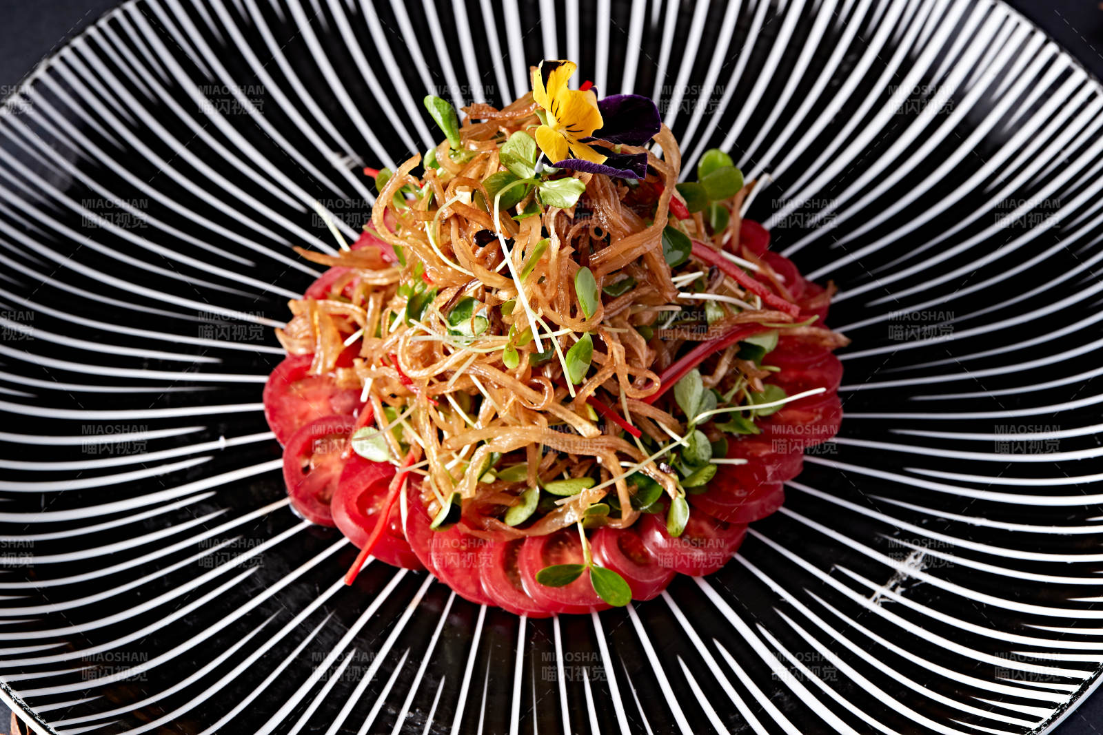 香椿苗炝拌杏鲍菇丝配圣女果图片