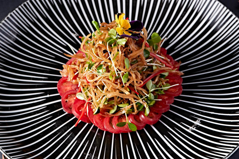 香椿苗炝拌杏鲍菇丝配圣女果图片