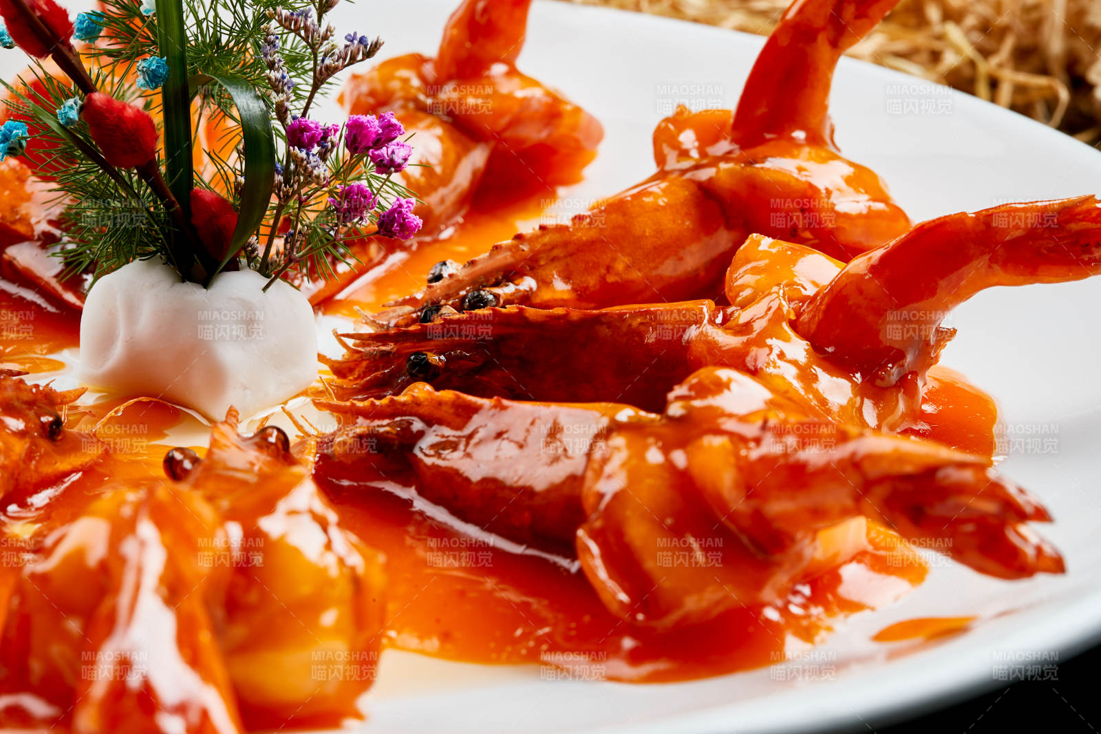 白色瓷盘装的浇汁油炸开背大明虾图片