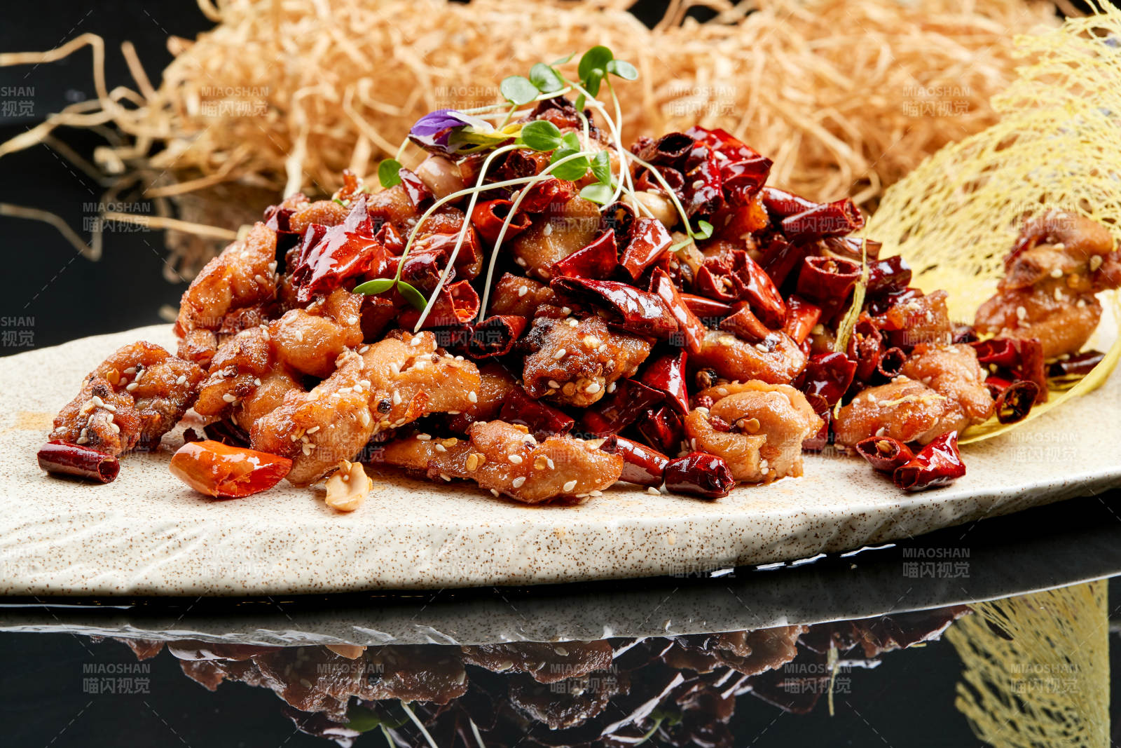 精美餐具装的香辣豆苗鸡腿肉图片