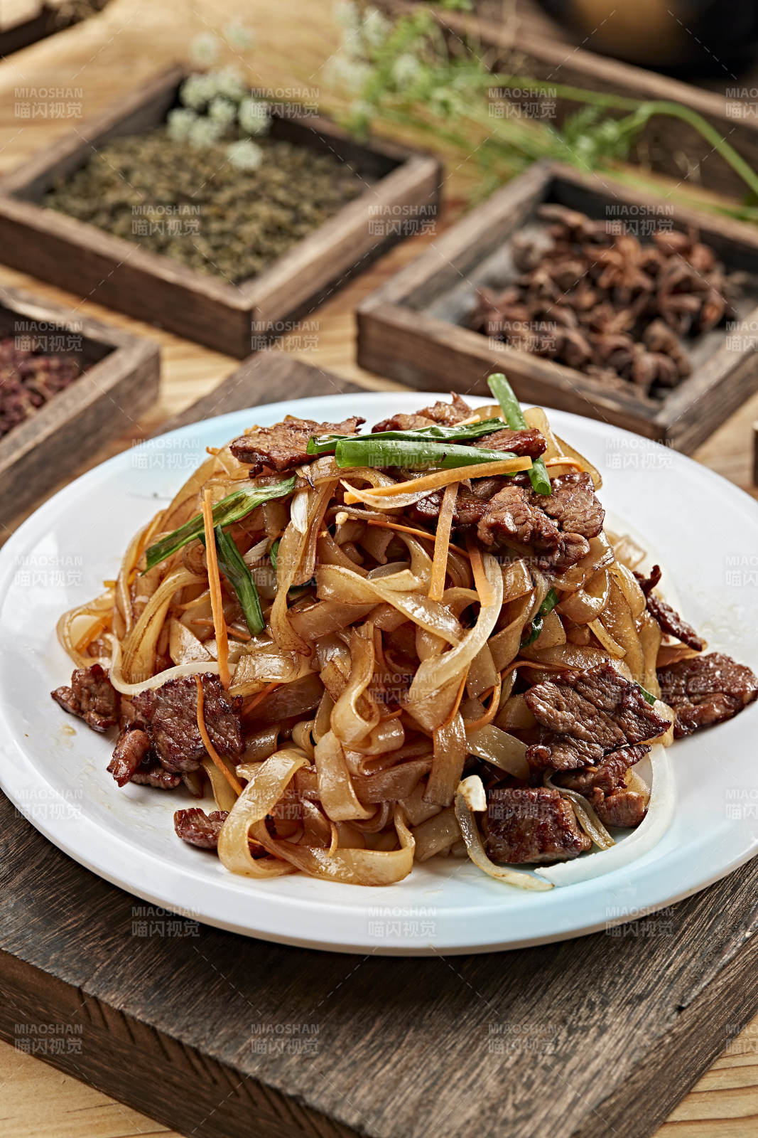 港式茶餐干炒牛河图片