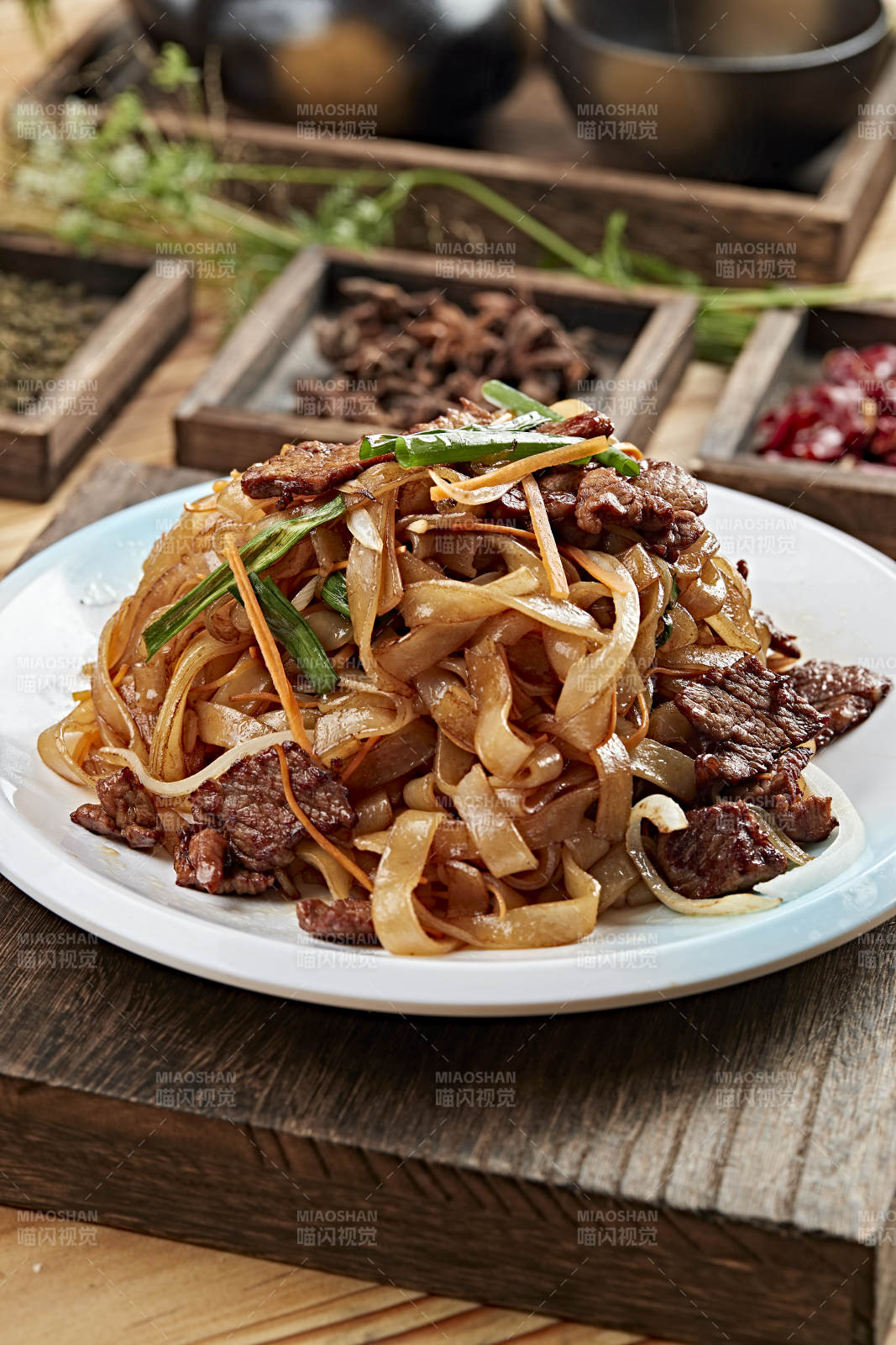 港式茶餐干炒牛河图片