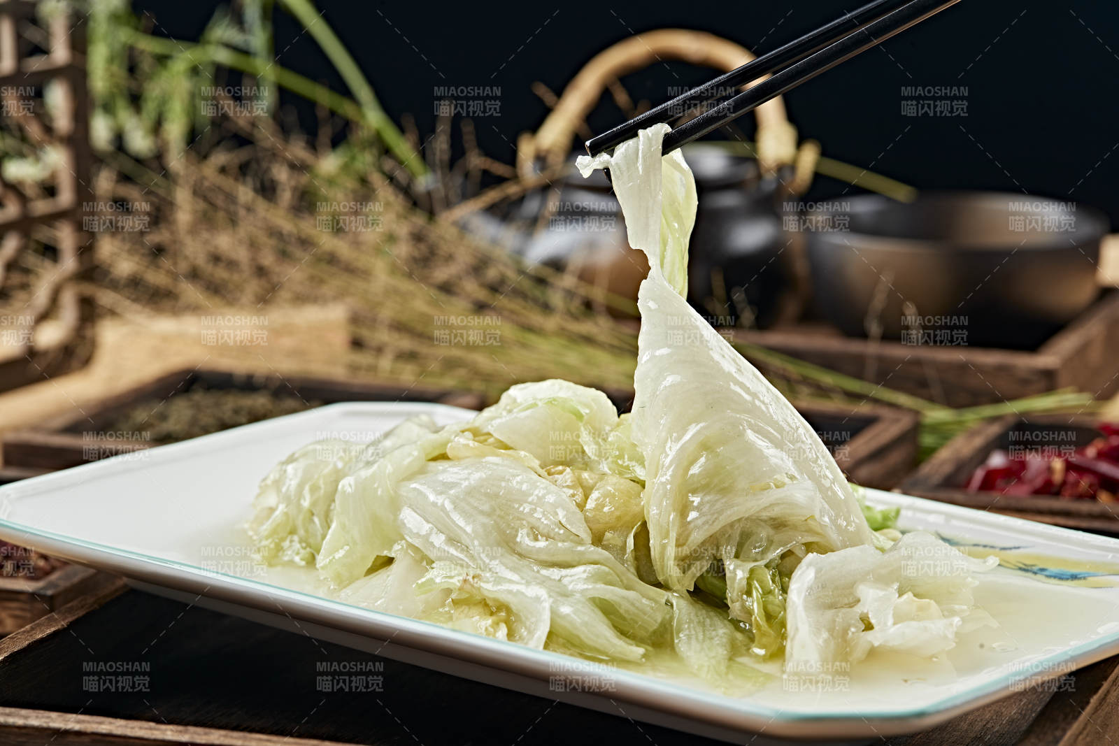 港式茶餐鲜鸡汤煮手撕生菜图片