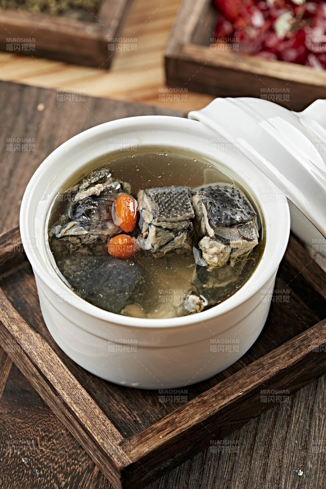 港式茶餐滋补乌鸡汤图片