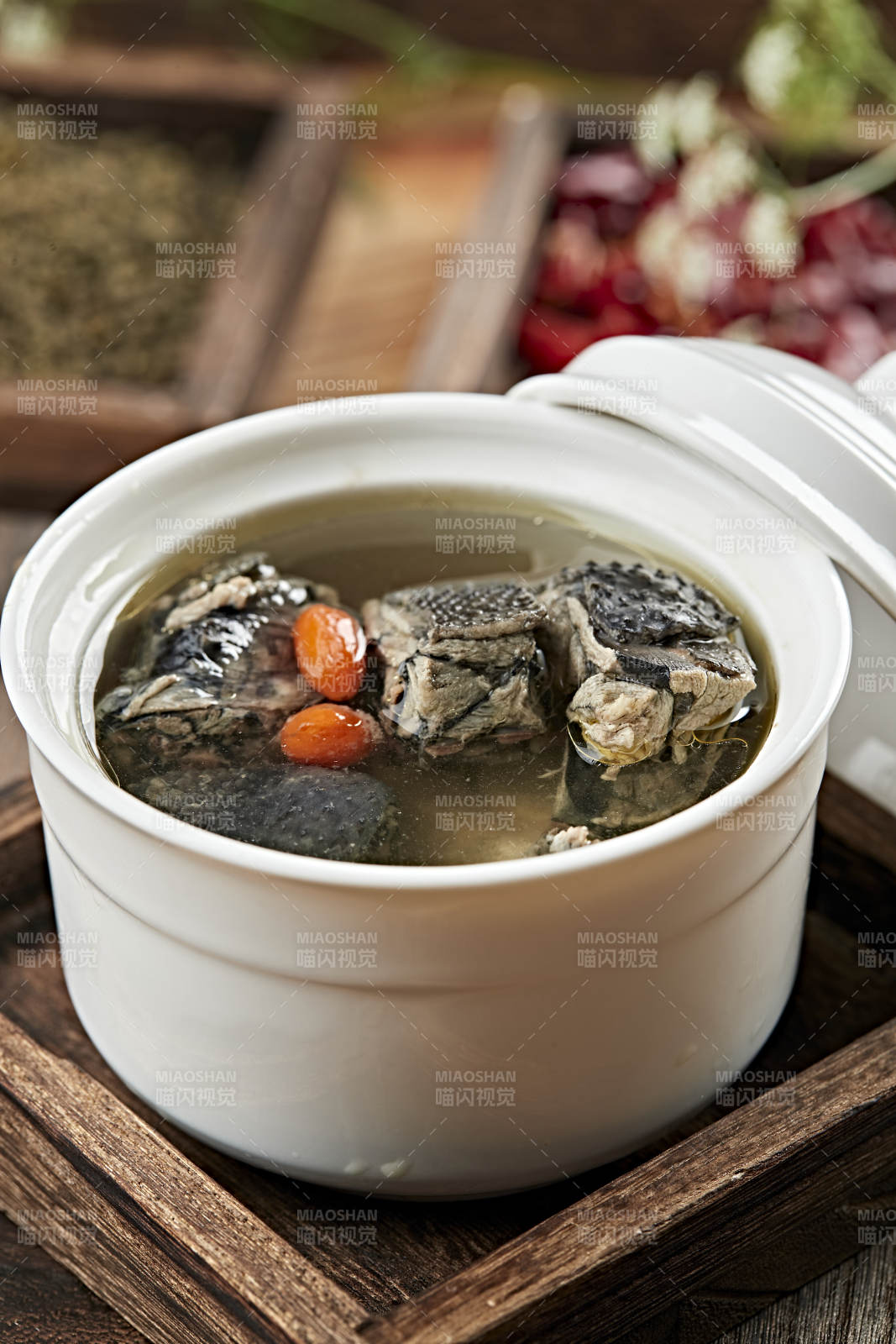 港式茶餐滋补乌鸡汤图片