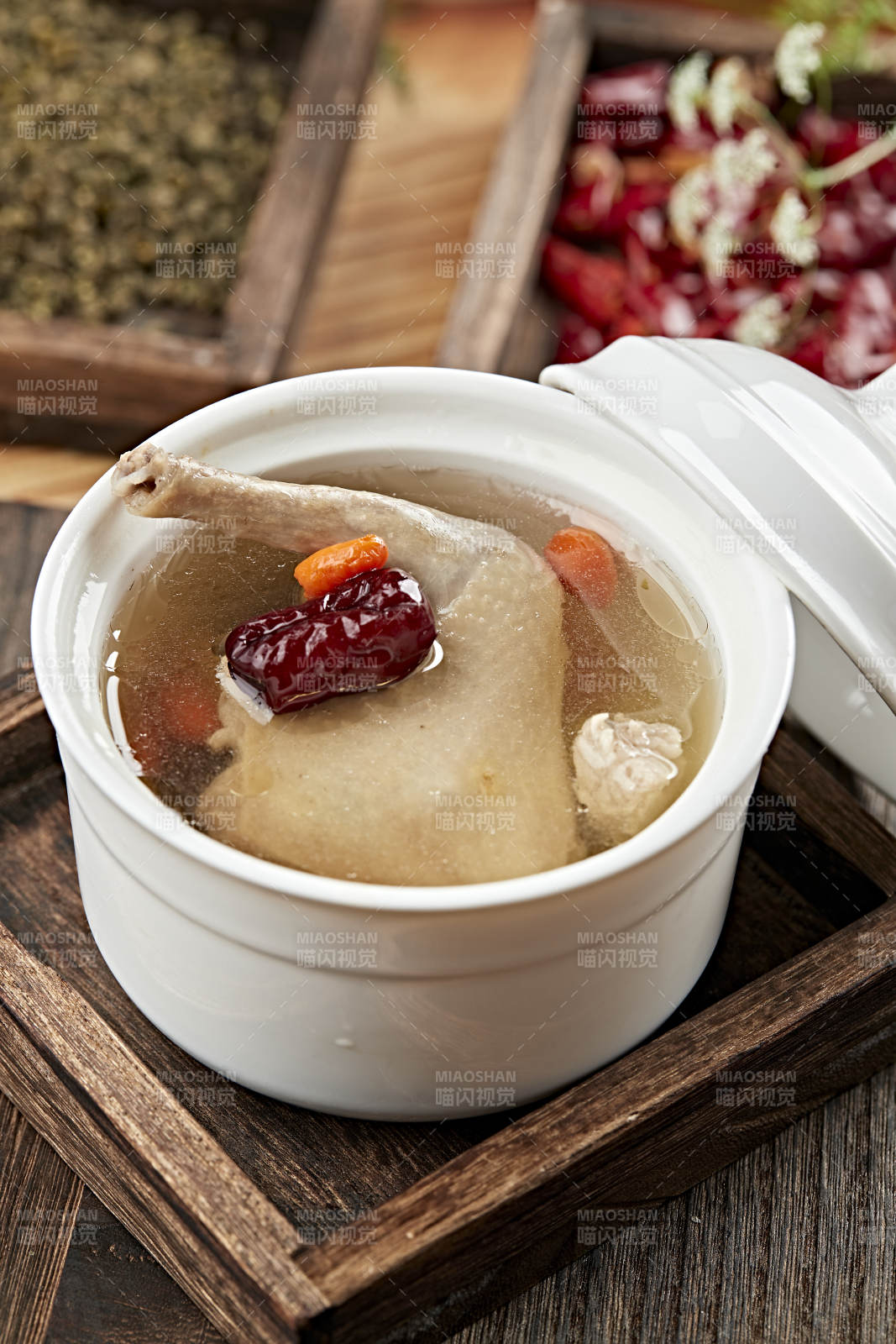 港式茶餐老汤炖乳鸽图片