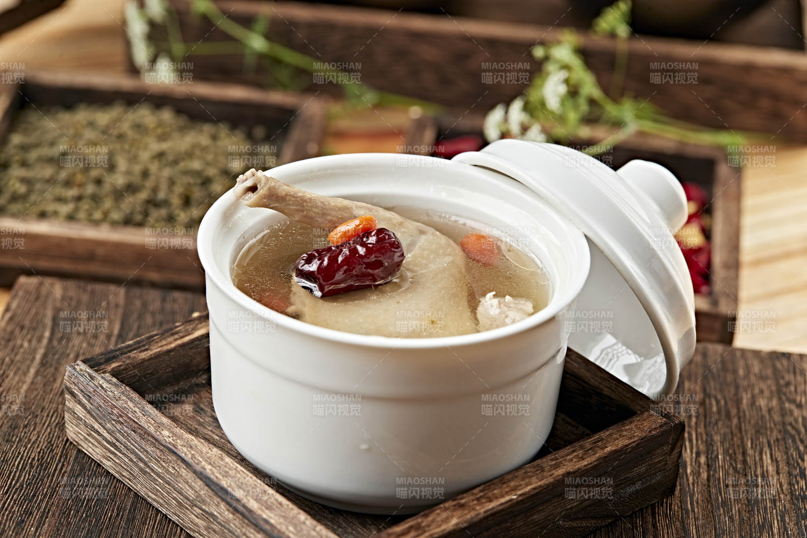 港式茶餐老汤炖乳鸽图片