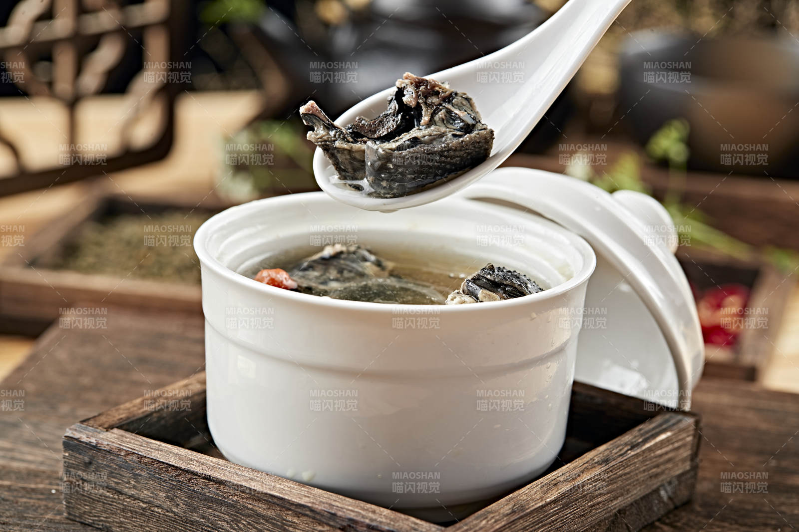 港式茶餐滋补乌鸡汤图片