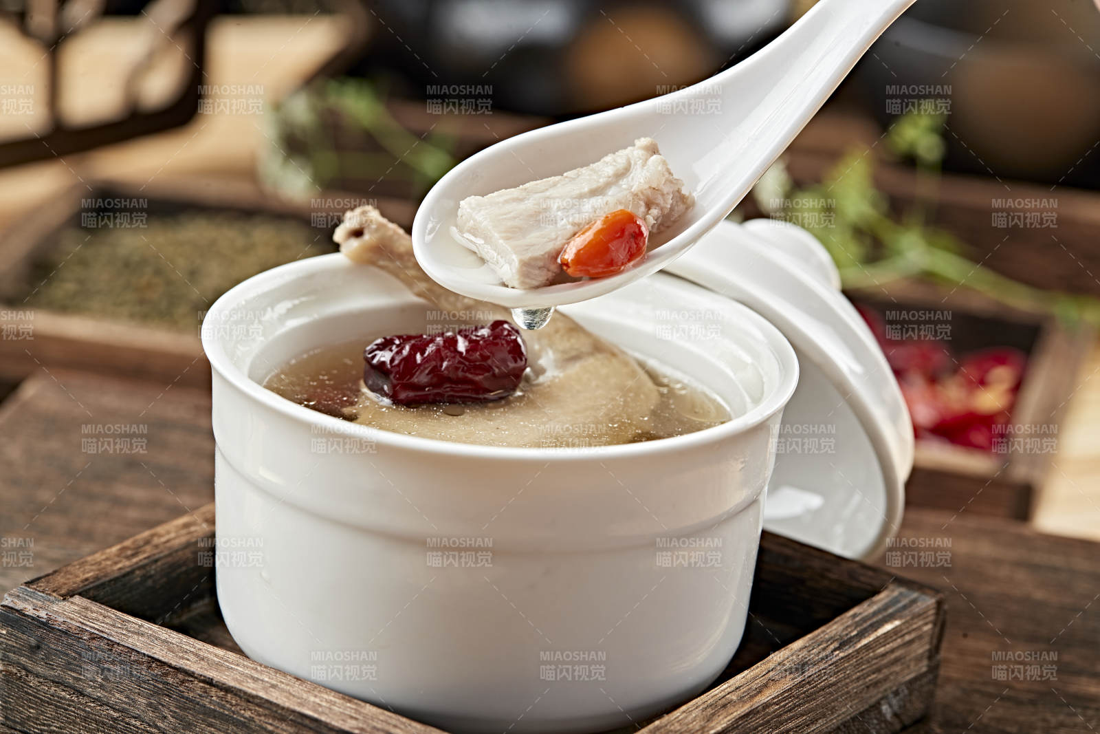 港式茶餐老汤炖乳鸽图片