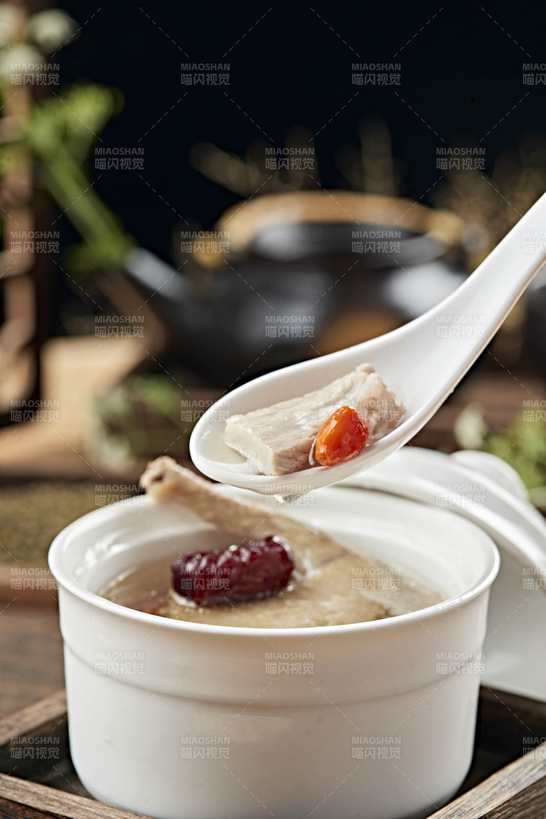 港式茶餐老汤炖乳鸽图片