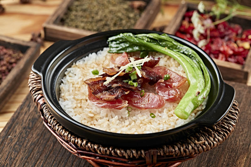 港式茶餐腊味双拼煲仔饭图片