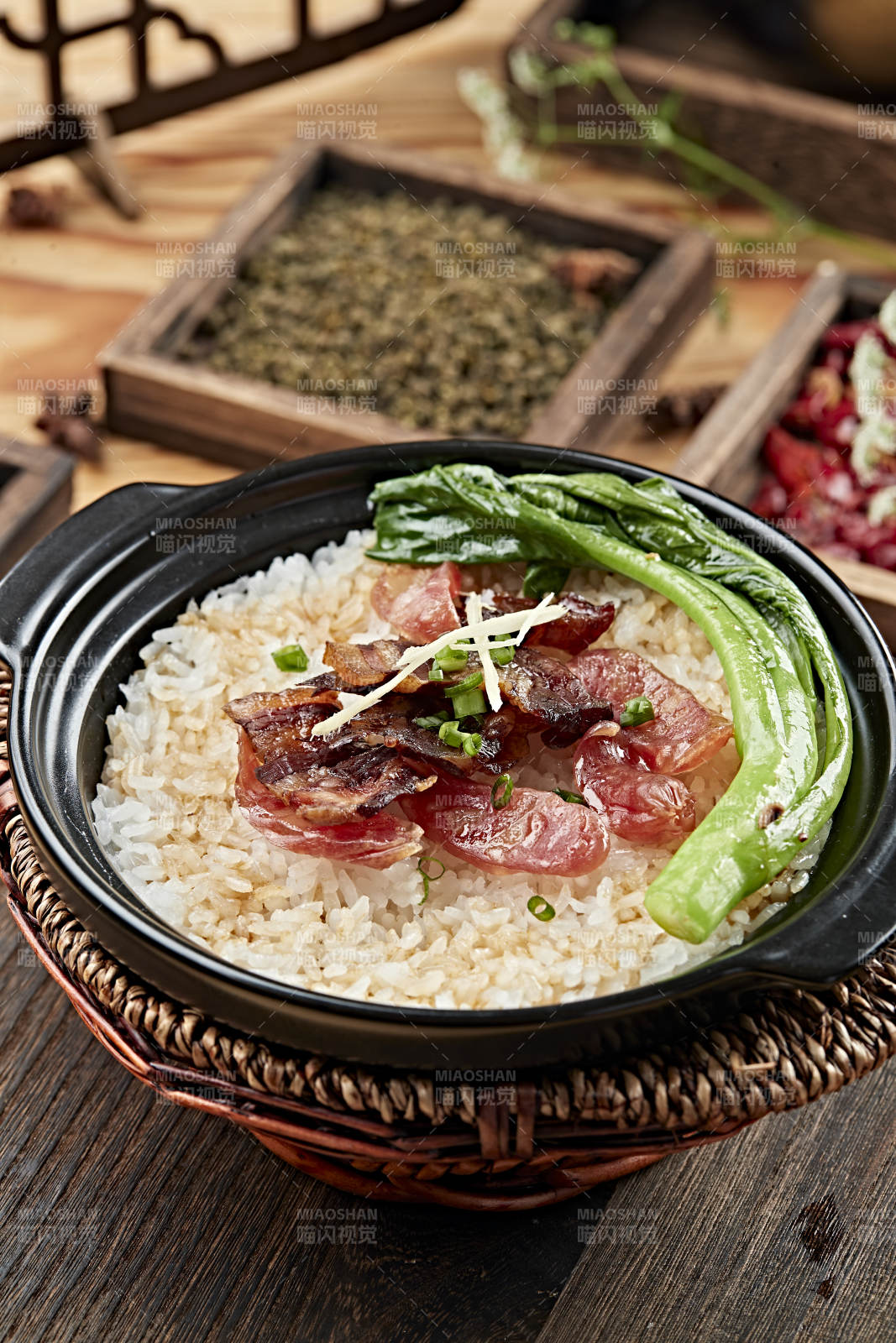 港式茶餐腊味双拼煲仔饭图片