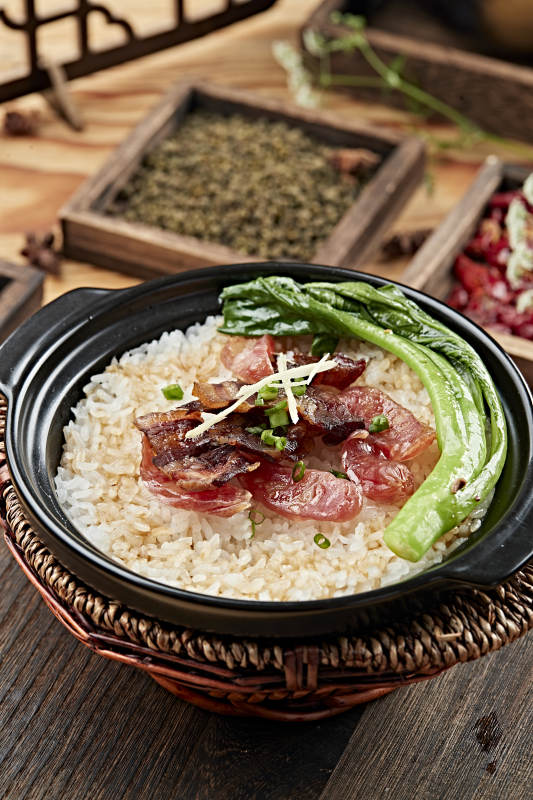 港式茶餐腊味双拼煲仔饭图片