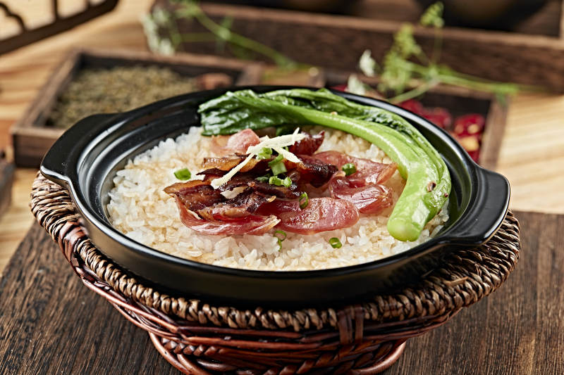 港式茶餐腊味双拼煲仔饭图片