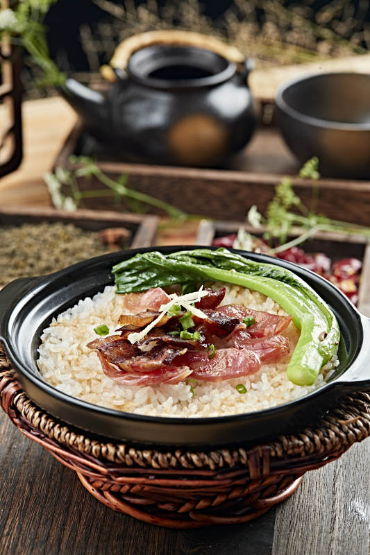 港式茶餐腊味双拼煲仔饭图片