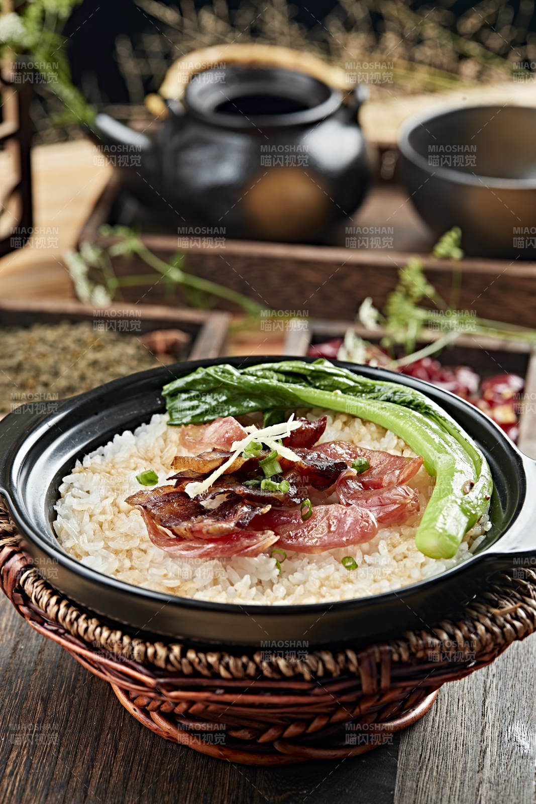 港式茶餐腊味双拼煲仔饭图片