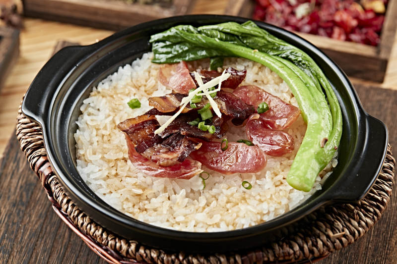 港式茶餐腊味双拼煲仔饭图片