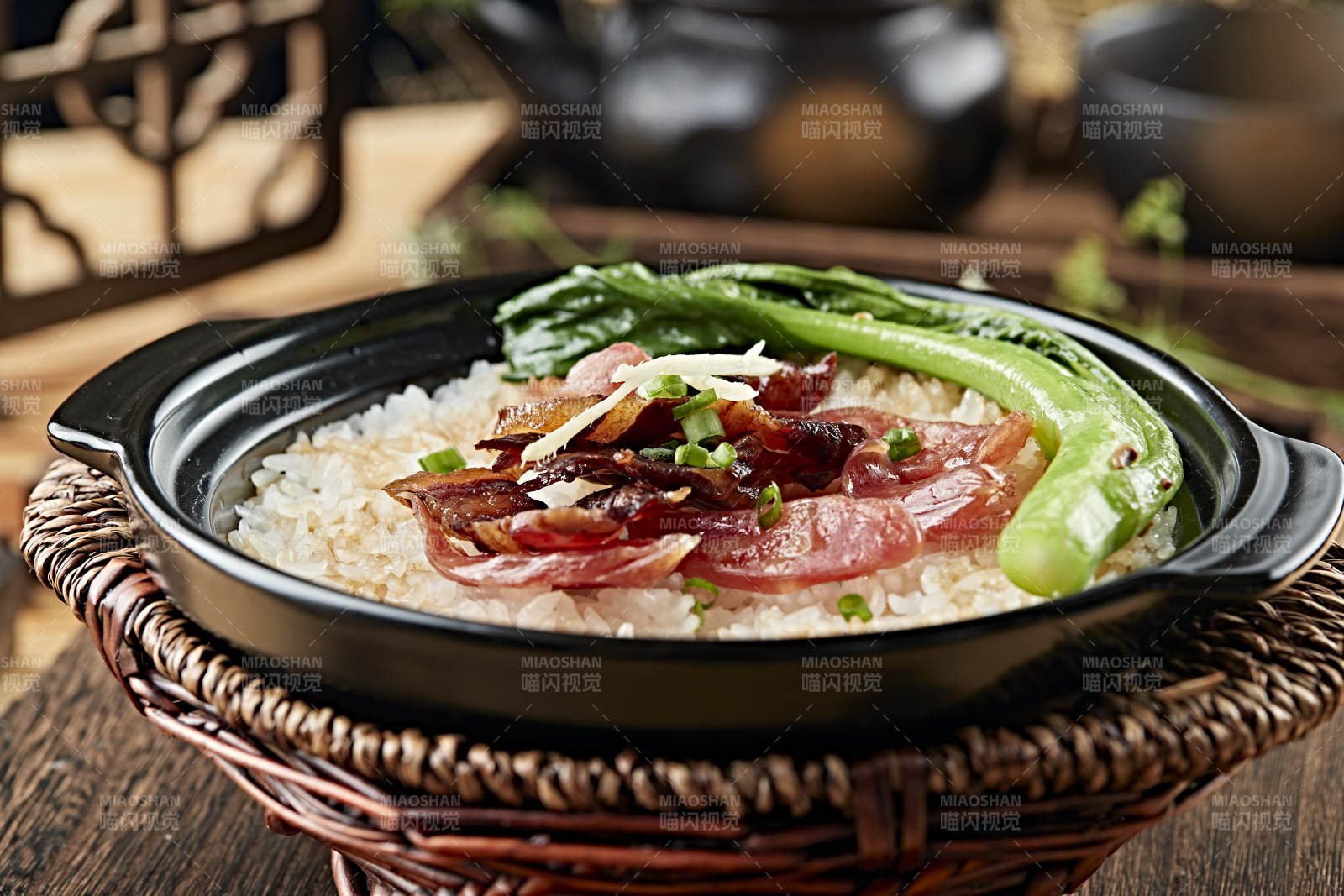 港式茶餐腊味双拼煲仔饭图片