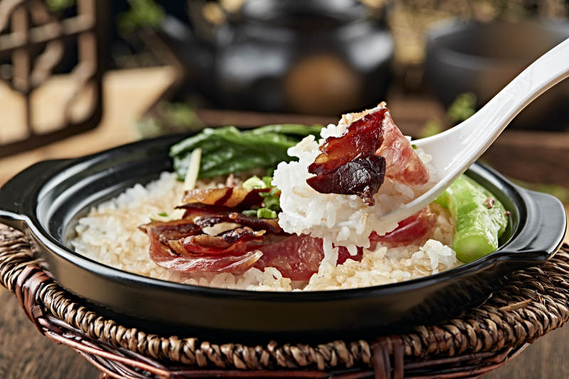 港式茶餐腊味双拼煲仔饭图片